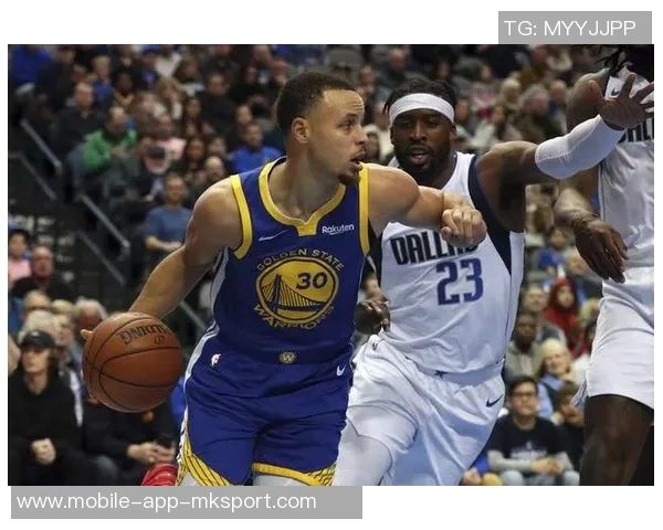 杨瀚森精彩单挑尤班克斯背运转身连招引发观众热烈反响 杨瀚森精彩单挑尤班克斯背运转身连招引发观众热烈反响